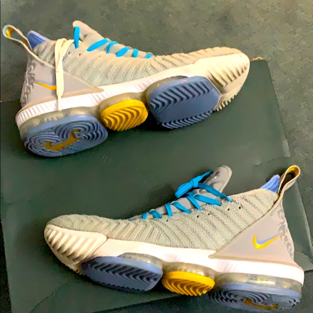 LeBron 16 MPLS Lakers - Size 10